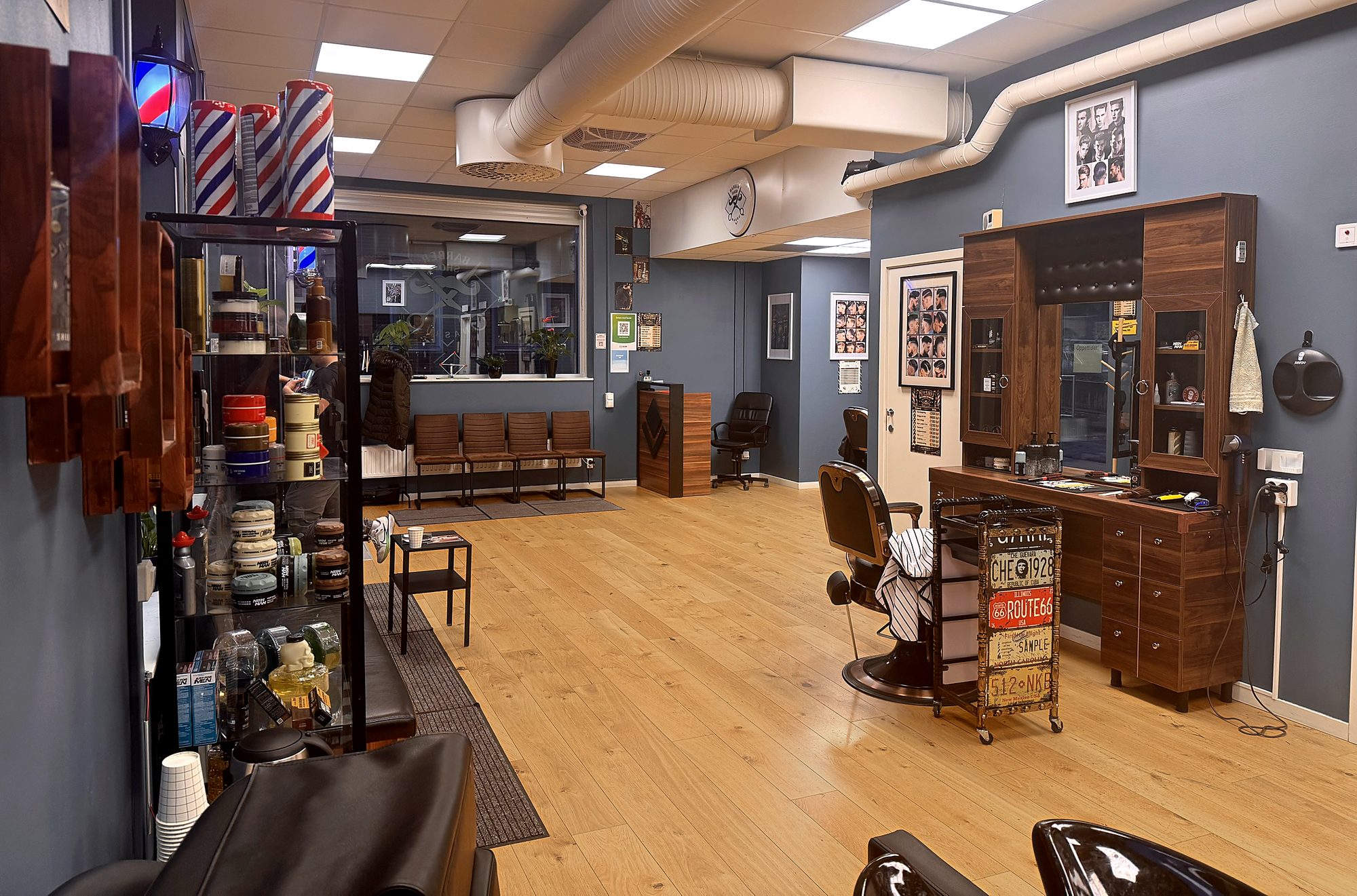 Produkthylla och barberarstationer i salongen