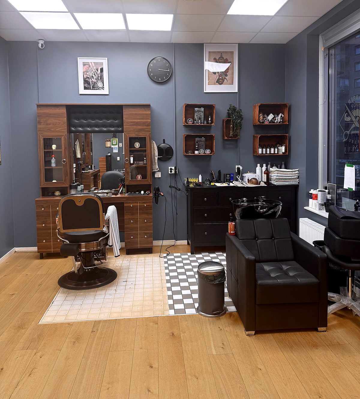 Barberarstol och tvättstol framför blå vägg